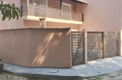 Casas para locação no bairro da glória em macaé/rj, 03 quartos, 01 vaga e churrasqueira.