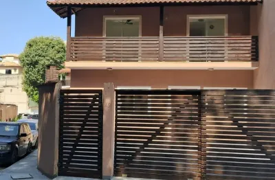 Casas para locação no bairro da glória em macaé/rj, 03 quartos, 01 vaga e churrasqueira.