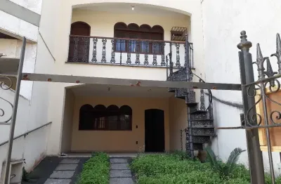 Casas para locação na imbetiba em macaé/rj, 04 quartos com suíte, 2 vagas e quintal.