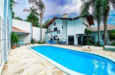 Casa de alto padrão no bairro da velha, em condomínio com vigilante 24 horas. próximo a vila germânica!