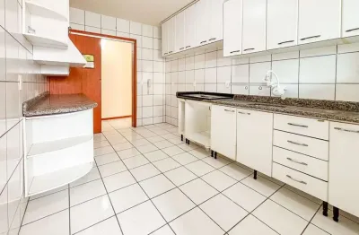 Apartamento central, 3 dormitórios em prédio reformado com piscina