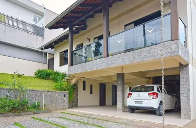 Linda casa de dois pavimentos à venda no bairro itoupava norte!