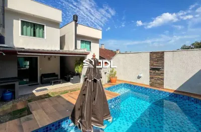 Lindo sobrado 2 suítes, passagem lateral e piscina em ótima localização no bairro escola agrícola.