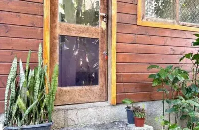Sobrado para locação em florianópolis, armação do pântano do sul, 1 dormitório, 1 banheiro