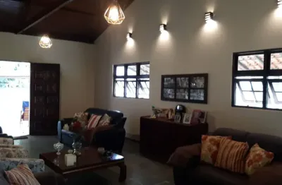 Lindo sítio são miguel arcanjo, 2 alqueires, 3 casas, rio, poço c/ mina, facilito, escritura