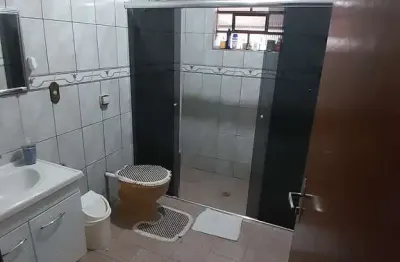 Casa linda e espaçosa com quintal amplo para nova construção