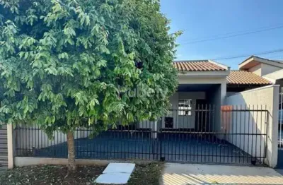 Residência com boa iluminação natural e  ampla garagem