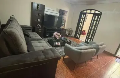 Sobrado com 4 quartos, sendo 1 suíte  sala, cozinha, banheiros são mais 2 , churrasqueira, lavanderia.