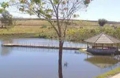 Chácara exclusiva com mata nativa e água de mina em condomínio tranquilo