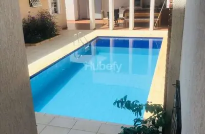 Sobrado de alto padrão com piscina aquecida e energia solar