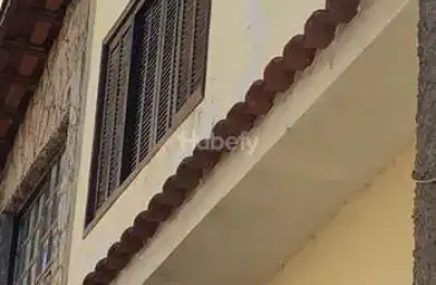 Casa com telhado de telhas inglesas e janelas de portas de madeira. com acabamento externo em pedras remete a casas da toscana italiana, sendo aqui nossa toscana mineira!!!!