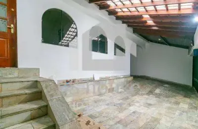 Casa 232m² - 3 dormitórios e 3 vagas - piscina - próximo à catequese