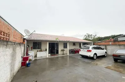 Casa térrea com terreno amplo e dois dormitórios em fazenda rio grande pr