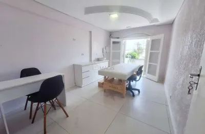 Sala equipada com maca e cadeiras para locação no centro clínico lenuve | r  1.400