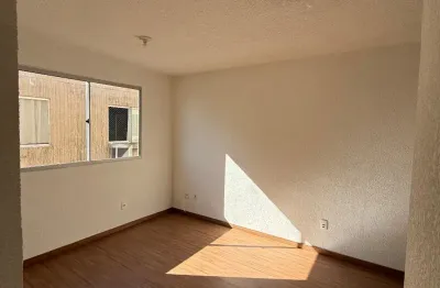 Apartamento 2 quartos, reformado, piso laminado com ótima posição solar.