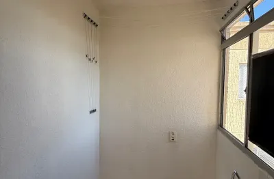 Apartamento 2 quartos, reformado, piso laminado com ótima posição solar.