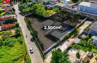 Área para locação: 2.500m² com escritório de 130m², localização estratégica a 10 min do centro, fácil acesso à br e rodovia do sol em guarapari/es.