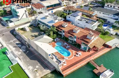 Casa de alto padrão à venda em condomínio fechado no canal de guarapari/es - 4 quartos, piscina, 1.500m2 de terreno e píer para até 5 lanchas.