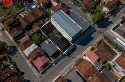 Oportunidade! conforto, lazer e renda no mesmo imóvel! duas casas e duas lojas a venda a 350 m da orla de meaipe em guarapari/es. marque uma visita!