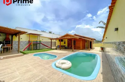 Casa super aconchegante à venda com 04 quartos, sendo 01 suíte, lazer com piscina adulto e infantil, espaço gourmet com churrasqueira, nova guarapari.