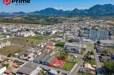 Ótimo terreno à venda com 720m² na praia do morro com boa localização, perto de escola, academia, padaria e restaurante.