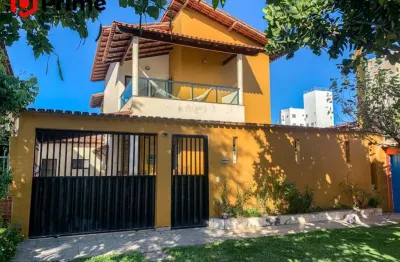 Um recanto próximo ao centro de guarapari. casa duplex com duas frentes composta de 3 quartos área para churrasco com 350m² de área construída