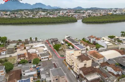 Área à venda de frente para o lindo canal de guarapari-es. excelente local para marina ou mansões.