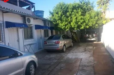 Oportunidade de investimento temporada ou anual: casa com ótima localização na praia do morro composta por 11 kitnets.