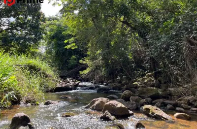 Sítio à venda com 37.000m² na rota da ferradura. com 8 suítes, piscina, rio e natureza exuberante para viver ou investir em guarapari/es.