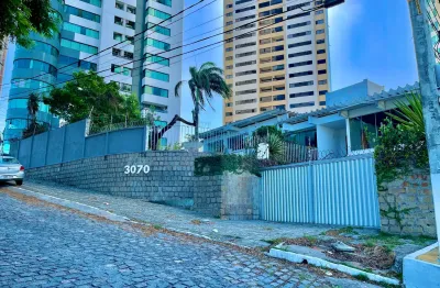 O imóvel possui 743,74m² de área construída em um terreno com 1.046,06m².