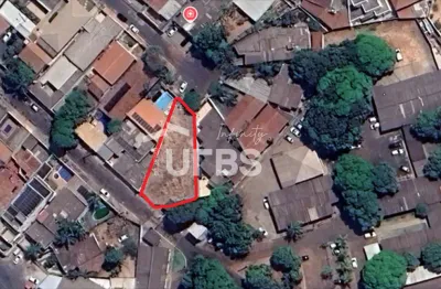 Lote residencial/comercial com área total de 571,60 metros², sendo 8,55 metros de frente e contando ainda com duas entradas, uma pela rua 89-b e a outra pelo fundo.