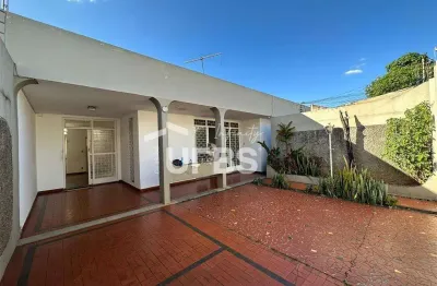 Casa com 4 quartos em localização privilegiada no setor sul