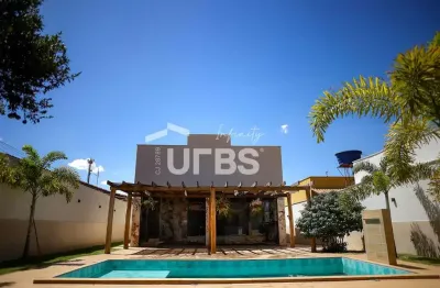 Excelente casa repleta em armários e iluminação, toda em porcelanato de boa qualidade, contando ainda com 3 suítes, 4 vagas de garagem e uma excelente área de lazer.