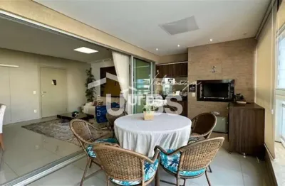 Apartamento com 4 suítes, sendo 1 master com banheira, 2 americanas e 1 plena. 163 m².