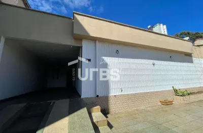 Casa térrea no setor aeroporto com 418m² de área construída