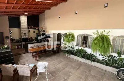 Casa com 4 quartos à venda na Rua C5, Parque das Laranjeiras, Goiânia
