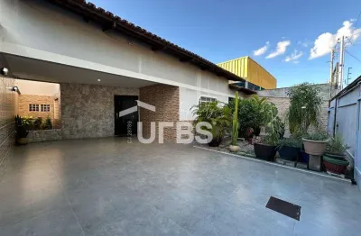 Casa grande, 3 quartos, um suíte, dois banheiros sociais, seis garagens cobertas, duas vagas descobertas, piscina, sauna, cozinha bem montada, bairro goiá