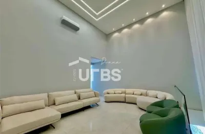 Casa térrea à venda na primeira etapa, 4 quartos, 3 suítes, 4 vagas, fundo para mata.