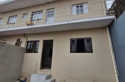 Aluga-se casa com 3 dormitórios no centro-excelente oportunidade
