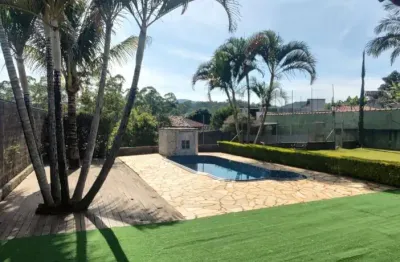 Casa em mairiporã em condomínio fechado com 3 suítes, 4 vagas, churrasqueira e piscina