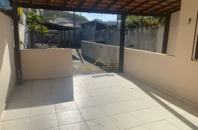 Casa plana / usada para venda em rio das ostras, costazul, 2 dormitórios, 1 suíte, 2 banheiros, 2 vagas
