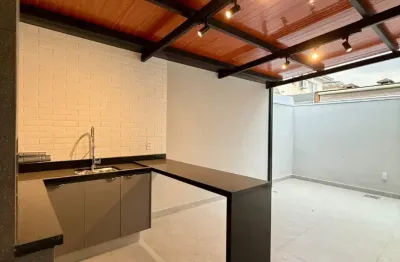 Casa a totalmente reformada, no condomínio canto da natureza, com 102m² em um terreno de 145m², localizada em um dos condomínios mais tranquilos e valorizados da região.
