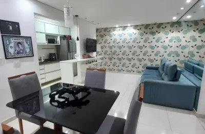 Excelente apartamento de 2 dormitórios, sendo o de casal planejado e com a cama de casal, sala ampla mobiliária com varanda, cozinha e lavanderia planejadas e com todos os eletrodomésticos e banheiro 