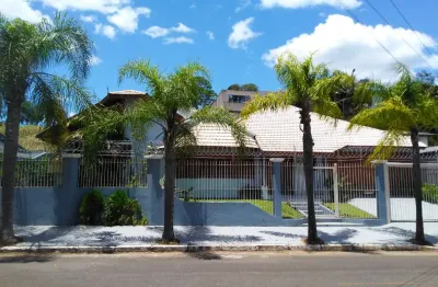 Casa plana a venda em novo hamburgo construída en dois belos terrenos.