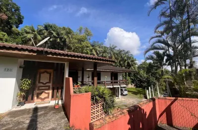 Casa comercial ou residencial na região central  rodeada pelo verde em joinville