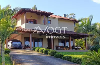 Sitio 3400 m² completo com casa de alvenaria, 4 dormitórios com suíte  – acabamento impecável em madeira garapeira – terreno com árvores frutíferas