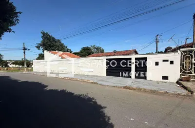 Casa com 3 quartos à venda na Avenida Jataí, s/n, Jardim Mirabel, Goiânia