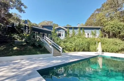 Residencia de alto padrão, muito bem conservada, localizada em condomínio no km 25 da rodovia raposo tavares.