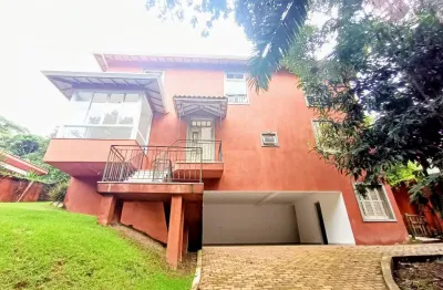 Casa com ótima localização e em excelente condomínio na granja viana!