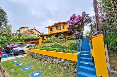 Casa tipo sobrado, com amplo jardim, em condomínio fechado na granja viana.